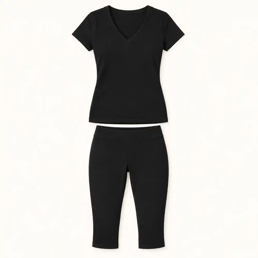 Ensemble LILYA noir composé d’un T-shirt col V et d’un corsaire